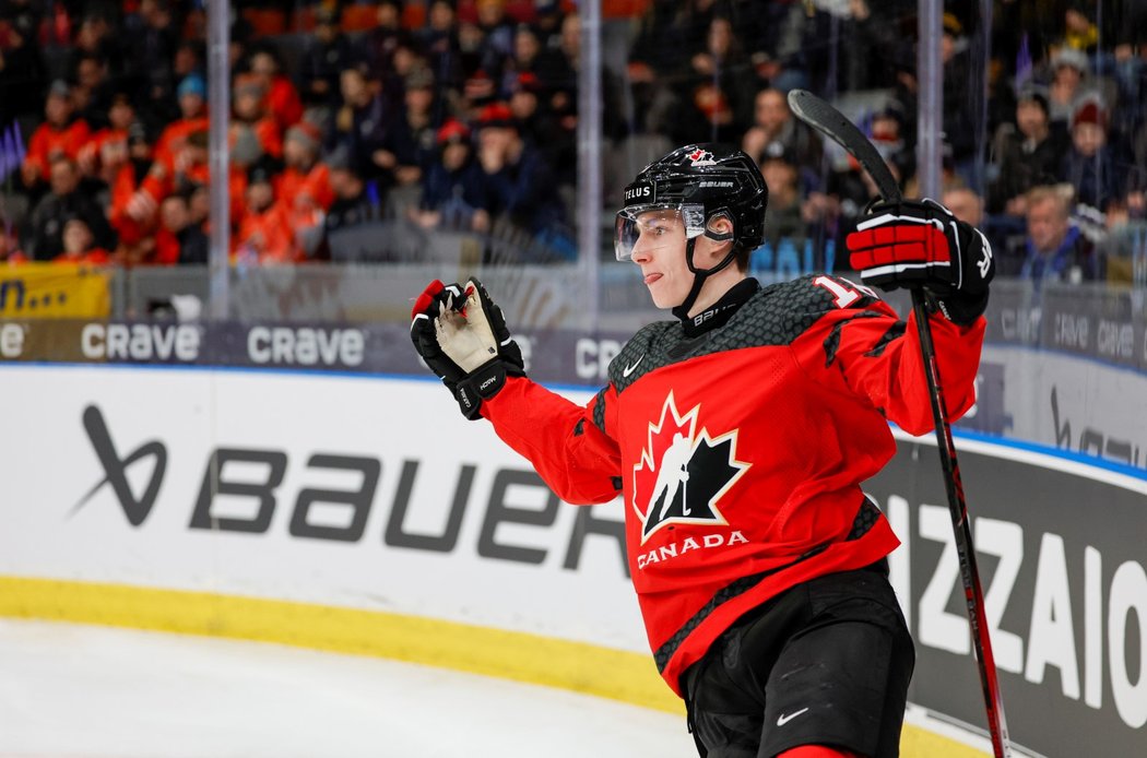 Kanaďan Matthew Wood slaví gól proti českému výběru