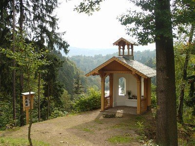 Lesní kaple nad Kyselkou.