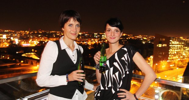 Ester Janečková a Michela Maurerová ve Sky baru v Hiltonu