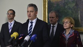 Zdeněk Matula (vlevo) měl od Lukáše Čadka dostat nové důkazy v kauze České pošty.
