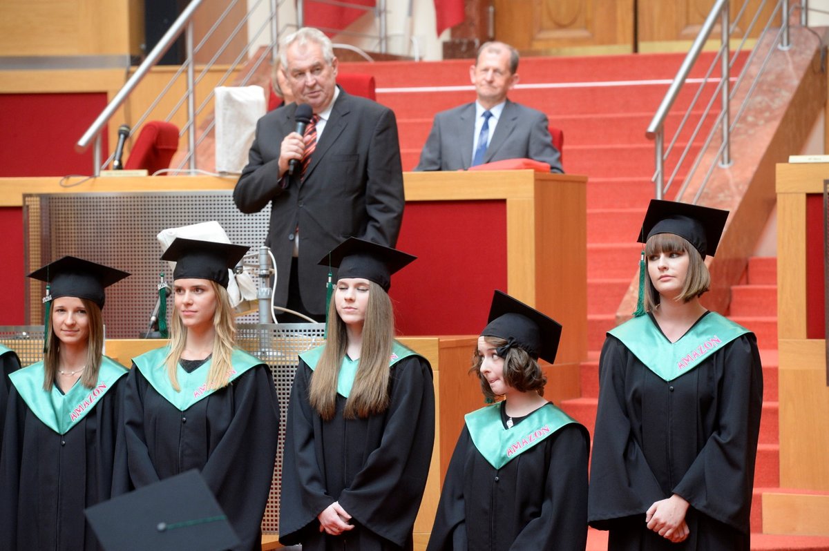 Kateřina Zemanová  při předávání maturitního vysvědčení.