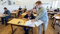 Studenti Střední průmyslové školy v Ústí nad Labem přišli na didaktický test státní maturity z matematiky. Jarní termín se kvůli pandemii koronaviru letos posunul. Původně se testy měly konat na začátku května. (1. 6. 2020)