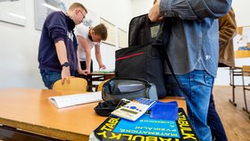 Studenti Střední průmyslové školy v Ústí nad Labem přišli na didaktický test státní maturity z matematiky. Jarní termín se kvůli pandemii koronaviru letos posunul. Původně se testy měly konat na začátku května (1. 6. 2020).