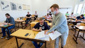 Studenti Střední průmyslové školy v Ústí nad Labem přišli na didaktický test státní maturity z matematiky. Jarní termín se kvůli pandemii koronaviru letos posunul. Původně se testy měly konat na začátku května (1. 6. 2020).