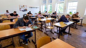 Studenti Střední průmyslové školy v Ústí nad Labem přišli na didaktický test státní maturity z matematiky. Jarní termín se kvůli pandemii koronaviru letos posunul. Původně se testy měly konat na začátku května. (1. 6. 2020)