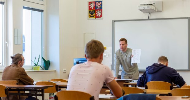 Maturantka se nakazila koronavirem: Zkoušku z dospělosti složí studenti v karanténě