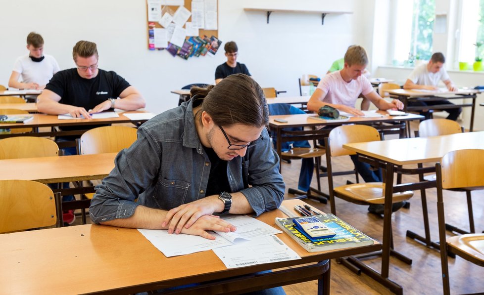 Studenti Střední průmyslové školy v Ústí nad Labem přišli na didaktický test státní maturity z matematiky. Jarní termín se kvůli pandemii koronaviru letos posunul. Původně se testy měly konat na začátku května. (1. 6. 2020)