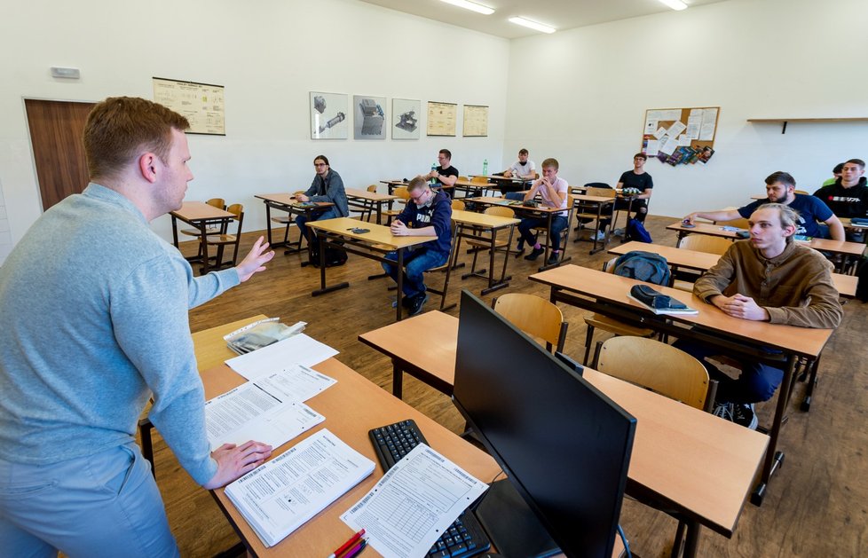 Studenti Střední průmyslové školy v Ústí nad Labem přišli na didaktický test státní maturity z matematiky. Jarní termín se kvůli pandemii koronaviru letos posunul. Původně se testy měly konat na začátku května. (1. 6. 2020)