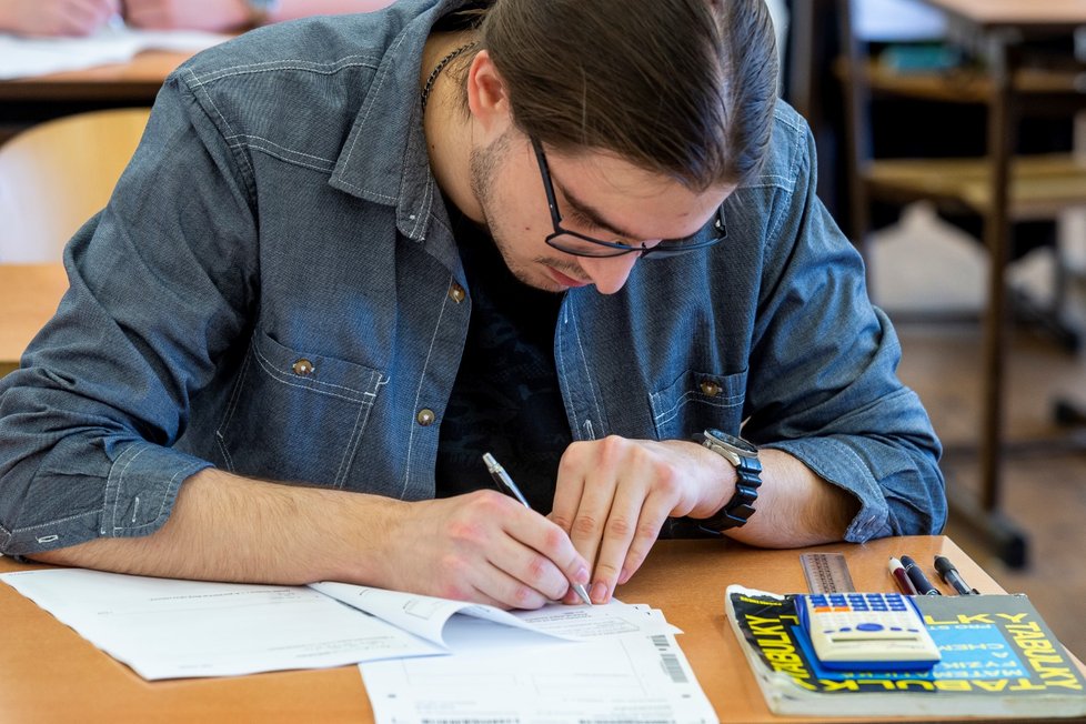 Studenti Střední průmyslové školy v Ústí nad Labem přišli na didaktický test státní maturity z matematiky. Jarní termín se kvůli pandemii koronaviru letos posunul. Původně se testy měly konat na začátku května (1. 6. 2020).