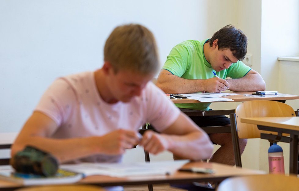 Studenti Střední průmyslové školy v Ústí nad Labem přišli na didaktický test státní maturity z matematiky. Jarní termín se kvůli pandemii koronaviru letos posunul. Původně se testy měly konat na začátku května (1. 6. 2020).