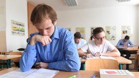 Úspěšnost maturantů se v češtině a matematice rok od roku zhoršuje (ilustrační foto)