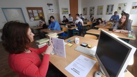 Slohovými pracemi z češtiny začala v Česku 11. dubna 2018 maturita pro tisíce středoškoláků.