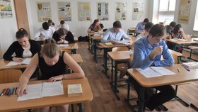 Slohovými pracemi z češtiny začala v Česku 11. dubna 2018 maturita pro tisíce středoškoláků.