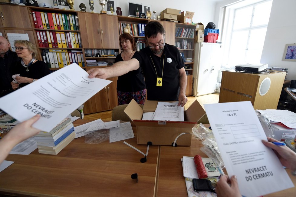 Slohovými pracemi z češtiny začala v Česku 11. dubna 2018 maturita pro tisíce středoškoláků.