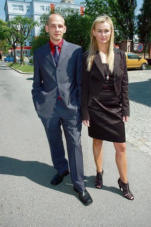 Eva Kalašová a David Hošek se k maturitě pořádně naparádili. Přijít slušně oblečený ke zkouškám dospělosti je přece samozřejmostí.