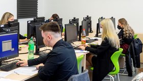 Studenti Obchodní akademie v Ústí nad Labem skládají praktickou maturitní zkoušku ze souboru odborných předmětů (20. 5. 2021).