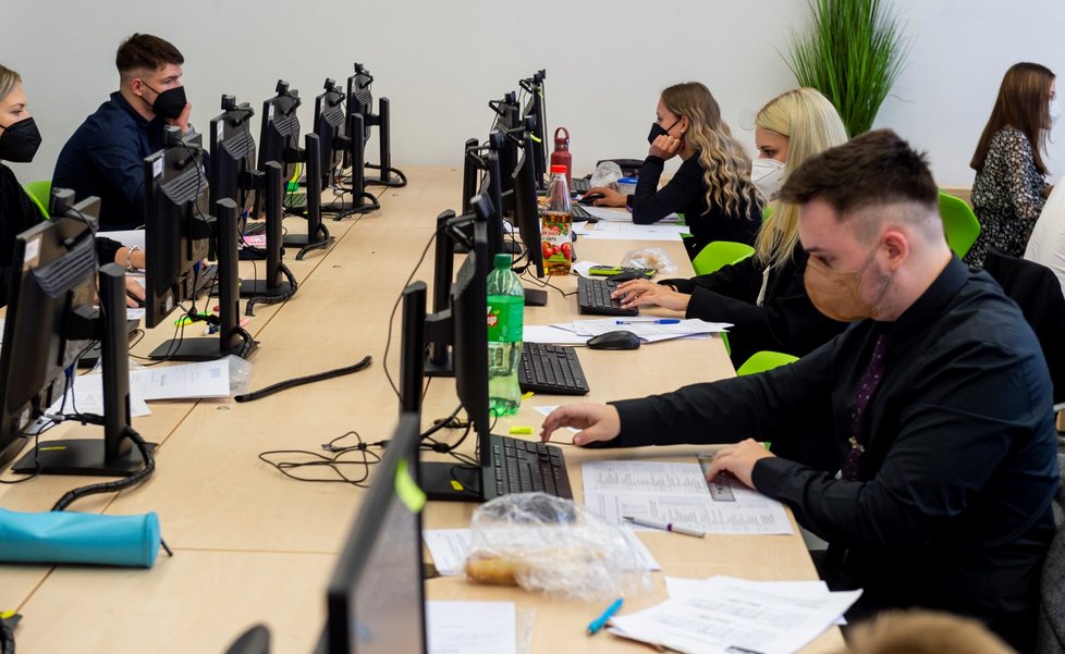 Studenti Obchodní akademie v Ústí nad Labem skládají praktickou maturitní zkoušku ze souboru odborných předmětů (20. 5. 2021)