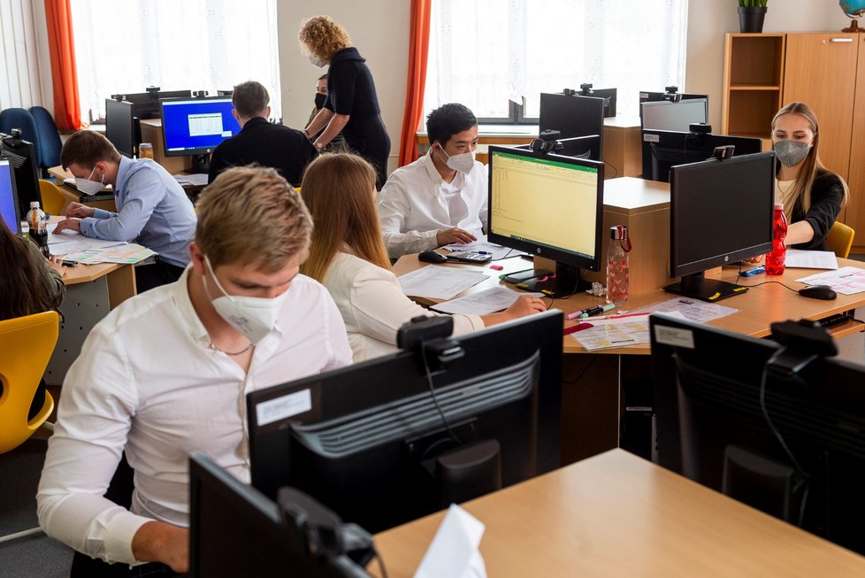 Studenti Obchodní akademie v Ústí nad Labem skládají praktickou maturitní zkoušku ze souboru odborných předmětů (20. 5. 2021).