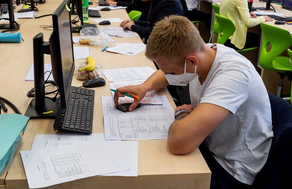 Studenti Obchodní akademie v Ústí nad Labem skládají praktickou maturitní zkoušku ze souboru odborných předmětů (20. 5. 2021).