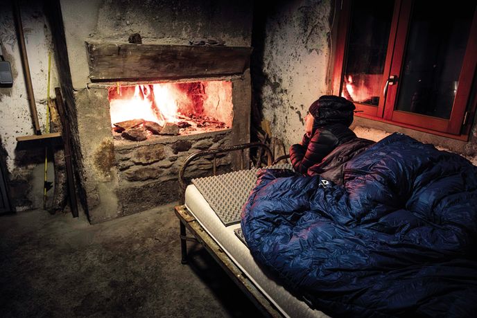 Jak na začátku, tak na konci. Noc u ohně v útulku v Pyrenejích. Jak na začátku, tak na konci. Noc u ohně v útulku v Pyrenejích.