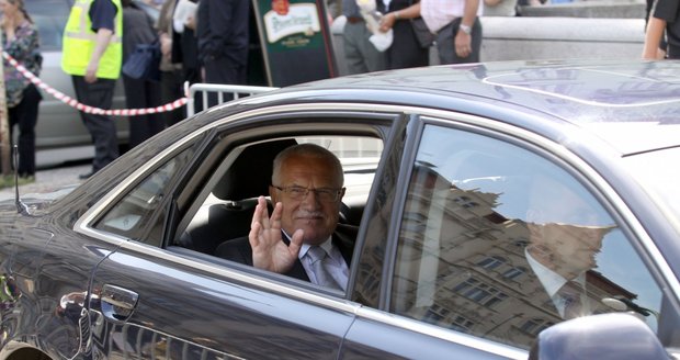 Přijíždí prezident republiky Václav Klaus