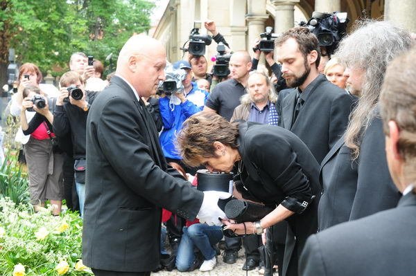 Poslední polibek (18. 6. 2009) Tak vypadal poslední polibek pro Waldemara Matušku (†76) od jeho ženy Olgy. Rozloučení se známým zpěvákem proběhlo na pražském Vyšehradě.