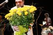 Matuška na oslavě 75. narozenin dostal pugét žlutých růží