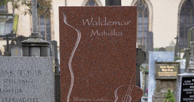 Hrob Matušky na Slavíně, tam se Olga po příletu chystá.