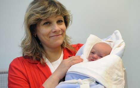 Pyšná maminka s prvním českým novorozencem roku 2011.