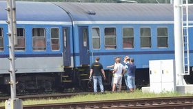 Z tohoto vagonu a podobných dveří vypadla před 14 dny holčička. Také nedaleko Olomouce. České dráhy sdělily, že dveře zřejmě nedovřel dobíhající cestující.