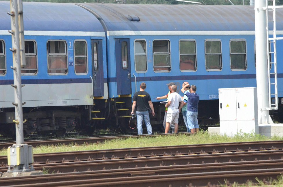 Z tohoto vagonu a podobných dveří vypadla před rokem holčička. Také nedaleko Olomouce. České dráhy sdělily, že dveře zřejmě nedovřel dobíhající cestující.