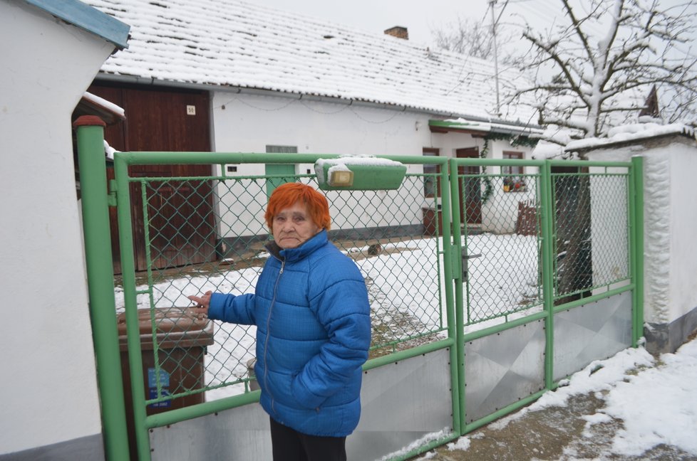 Věra Bugnerová u vrat svého domu, odkud Matýsek zřejmě vyběhl.