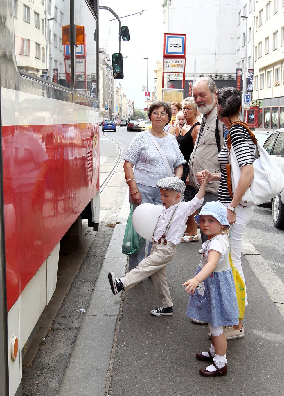 Míša se zašla podívat na boty, poté se se svýi dětmi nasedla do tramvaje a zmizela v dáli