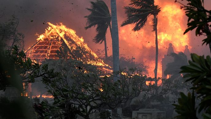 Nejvíce postiženo bylo město Lahaina na západě ostrova, kde plameny podle leteckých záběrů zničily celé čtvrti, včetně historického centra