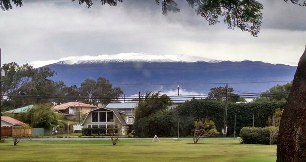 Sníh pokryl vrchol nejvyšší havajské hory Mauna Kea.