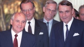 Finský prezident Mauno Koivisto (vpravo) s vůdcem SSSR Michailem Gorbačovem