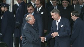 Finský prezident Mauno Koivisto s vůdcem SSSR Michailem Gorbačovem