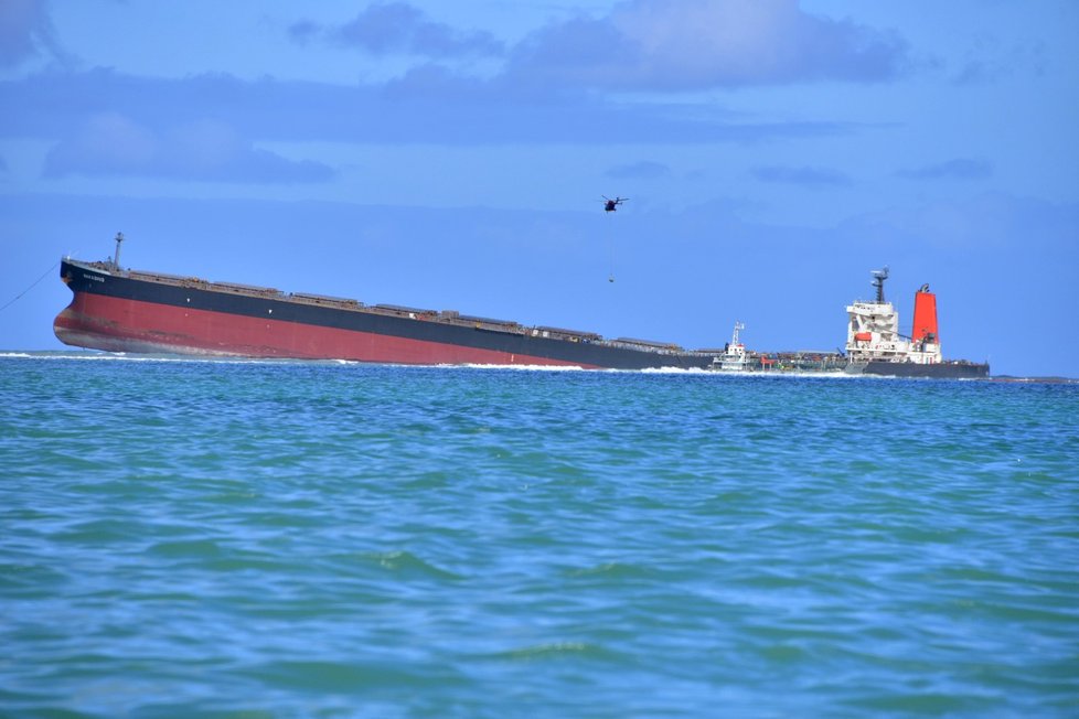 Z lodi MV Wakashio, která uvázla na korálovém útesu u pobřeží ostrova Mauricius, uniká palivo.