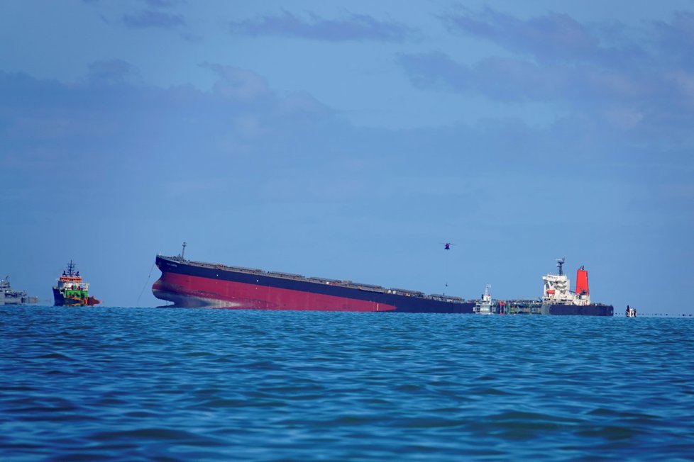 Z lodi MV Wakashio, která uvázla na korálovém útesu u pobřeží ostrova Mauricius, uniká palivo.