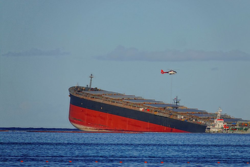 Z lodi MV Wakashio, která uvázla na korálovém útesu u pobřeží ostrova Mauricius, uniká palivo.