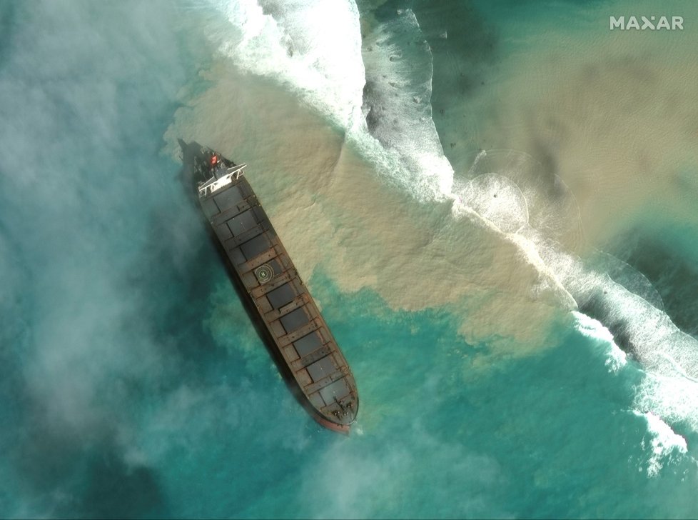 Z lodi MV Wakashio, která uvázla na korálovém útesu u pobřeží ostrova Mauricius, uniká palivo.
