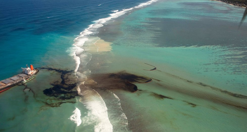 Mauricius pustoší palivo z lodi, která uvázla nedaleko ostrova na korálovém útesu.