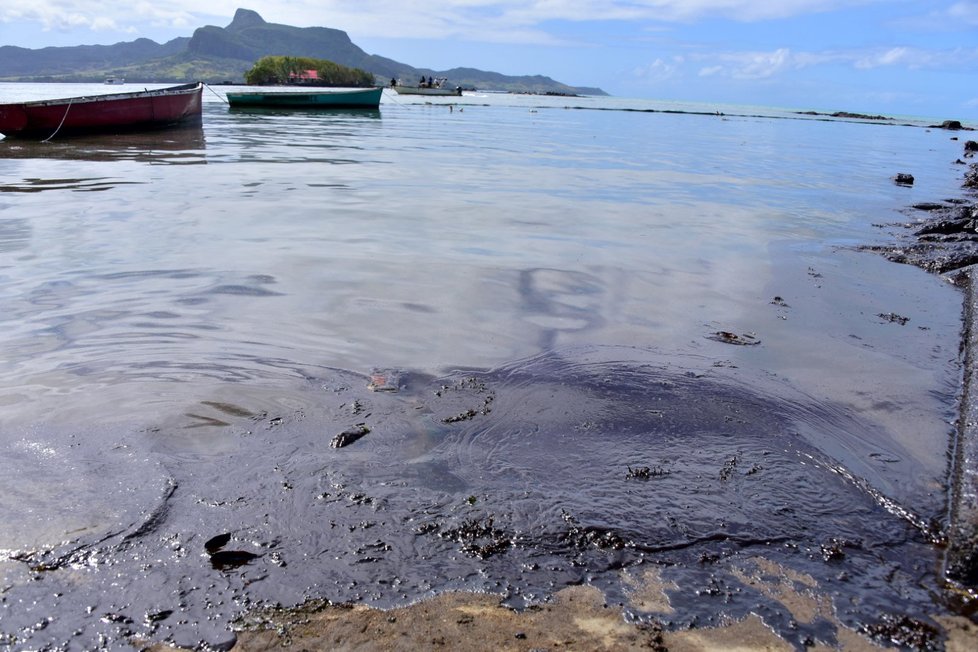 Mauricius pustoší palivo z lodi, která uvázla nedaleko ostrova na korálovém útesu.