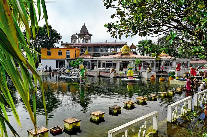 Protože je chrám u Ganga Talao duchovně spjat s Gangou, věřící obcházejí jednotlivá svatá místa a sochy po chodníku ve vodě