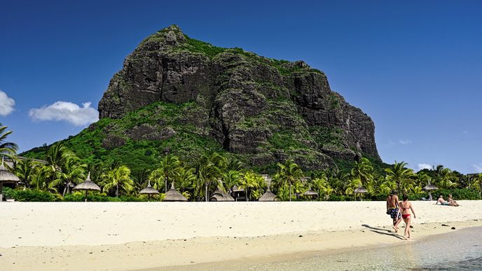 Nejlepší hotelová pláž na ostrově leží na úpatí La Morne, na jejímž vrcholu se skrývali uprchlí otroci