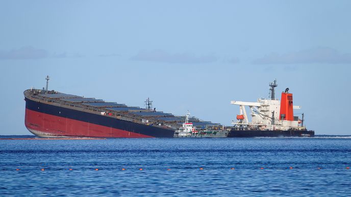 Havarovaná japonská loď MV Wakashio u pobřeží ostrova Mauricius.