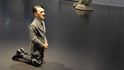 Kontroverzní socha modlícího se Adolfa Hitlera od italského umělce Maurizia Cattelana se na aukci v New Yorku prodala v roce 2016 za 17,2 milionu dolarů (přes 400 milionů korun).