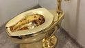 K dalším kontroverzním počinům patří i toaleta z osmnáctikarátového zlata v ceně zhruba milionu liber (29 milionů korun).