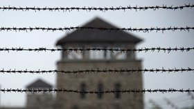Ostnatý drát před někdejším koncentračním táborem Mauthausen