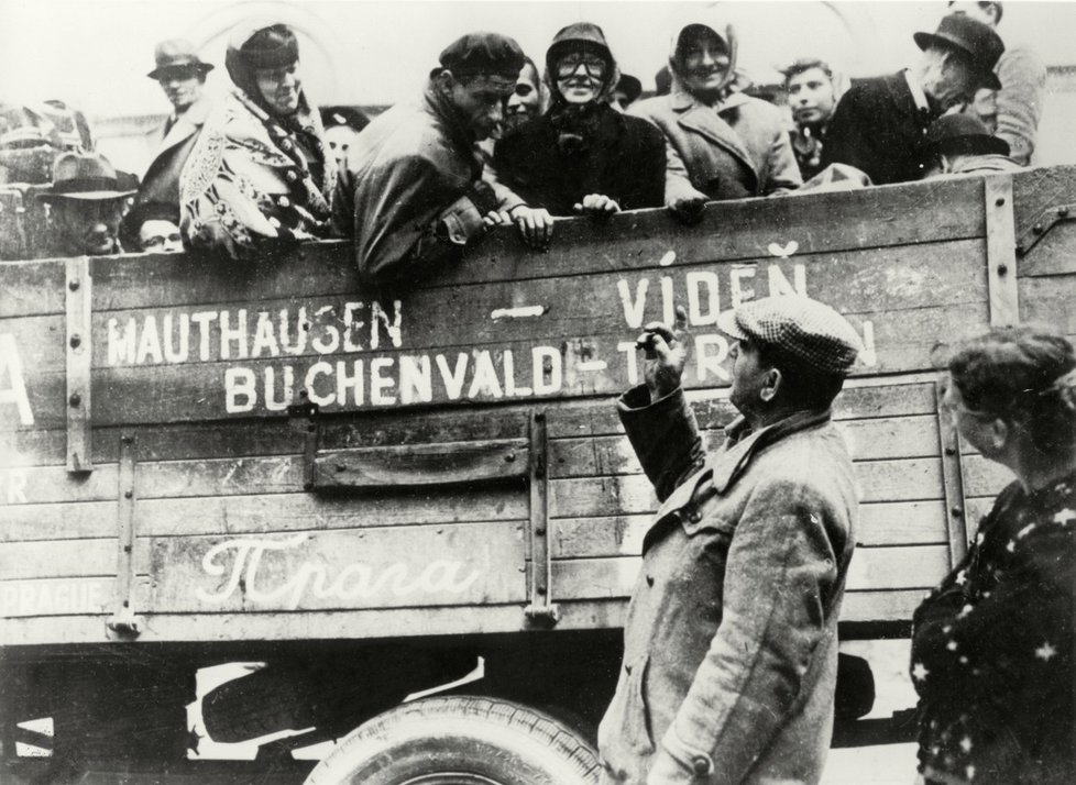 Čeští vězni se vracejí do vlasti z koncentračního tábora.